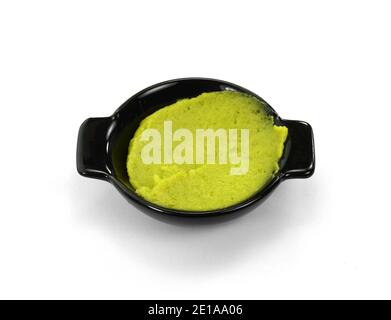 Grünes Wasabi-Dressing oder Wasabi-Sauce in einer schwarzen Schüssel isoliert auf weißem Hintergrund. Stockfoto