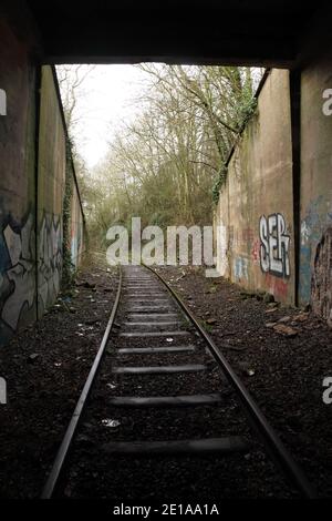 Straßenbrücke über das selten genutzte Stahlwerk Scunthorpe zur eingleisigen Mineraleisenbahnlinie Flixborough Wharf, Lincolnshire, Großbritannien. Stockfoto