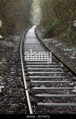 Die selten genutzte Scunthorpe Stahlwerke zu Flixborough Wharf eingleisige Mineraleisenbahn Linie, Lincolnshire, Großbritannien. Stockfoto