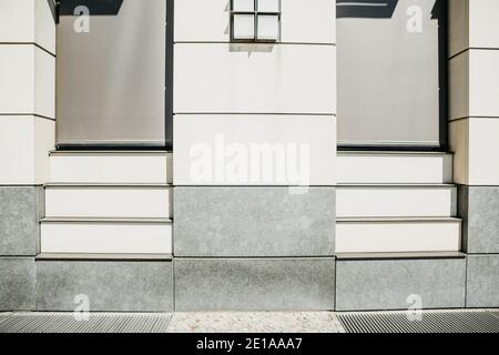 Symmetrisch geschlossene Fenster und Nahaufnahme der Außenwand des Gebäudes. Stockfoto