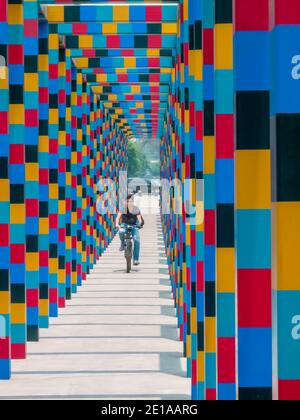 Mann auf dem Fahrrad in bunten Tunnel, Polanco, Mexiko-Stadt, Mexiko Stockfoto