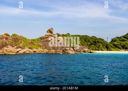 Granitfelsen und tropisches Laub auf Thailands Similan-Inseln Stockfoto