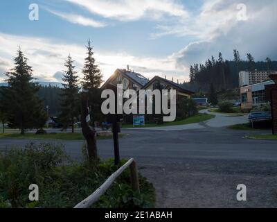 Demanovska dolina, Jasna, Slowakei 29. August 2020: Blick auf die Straße mit Berg Hütte und Hotels im Resort Jasna, Slowakei, Sommer früh morninig. Stockfoto