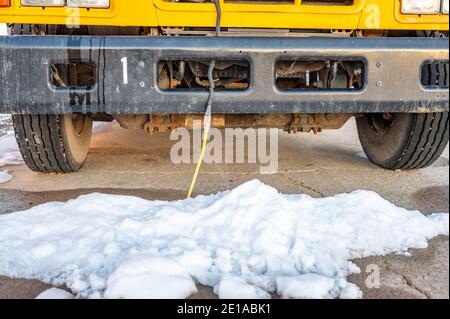 Eine Fahrzeugblockheizung wird in kalten Klimazonen verwendet, um einen Motor vor dem Start zu erwärmen. Stockfoto