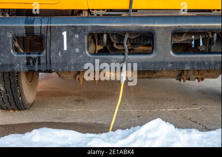 Eine Fahrzeugblockheizung wird in kalten Klimazonen verwendet, um einen Motor vor dem Start zu erwärmen. Stockfoto