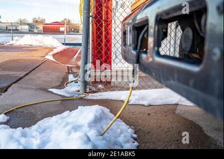 Eine Fahrzeugblockheizung wird in kalten Klimazonen verwendet, um einen Motor vor dem Start zu erwärmen. Stockfoto