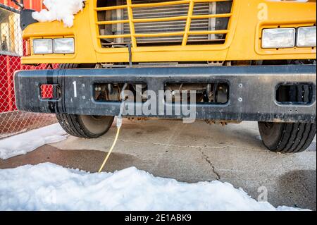 Eine Fahrzeugblockheizung wird in kalten Klimazonen verwendet, um einen Motor vor dem Start zu erwärmen. Stockfoto