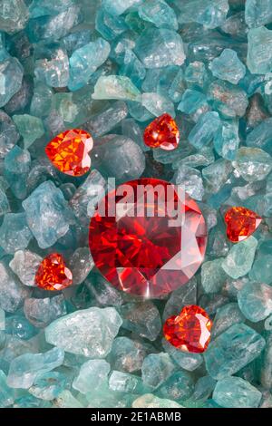 Herzförmiger rubinroter Diamant auf rohem Rubin Edelstein auf Rohe himmelblaue Edelsteine Stockfoto