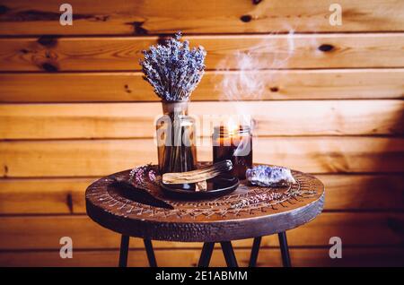 Palo Santo Holz bekannt als ölige aromatische heilige Holz Sticks schwelen auf dem Teller in zu Hause Wohnzimmer Reinigung negative Energie Konzept. Böhmischer Stil. Stockfoto