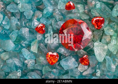 Herzförmiger rubinroter Diamant auf rohem Rubin Edelstein auf Rohe himmelblaue Edelsteine Stockfoto