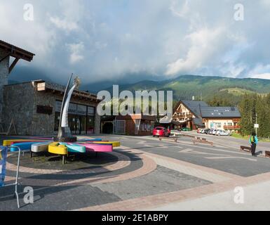 Demanovska dolina, Jasna, Slowakei 29. August 2020: Blick auf die Straße mit Berg Hütte und Hotels im Resort Jasna, Slowakei, Sommer früh morninig. Stockfoto