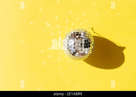Disco Bälle auf blauem Hintergrund Stockfoto