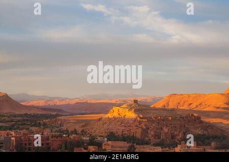 AIT Benhaddou ist ein historisches befestigtes Dorf, bekannt für seine alte Lehmarchitektur. Stockfoto