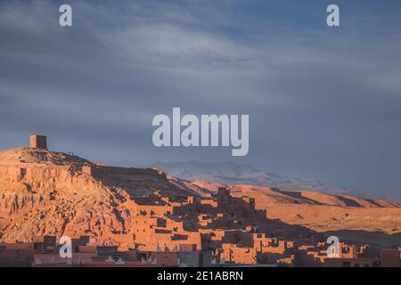 AIT Benhaddou ist ein historisches befestigtes Dorf, bekannt für seine alte Lehmarchitektur. Stockfoto