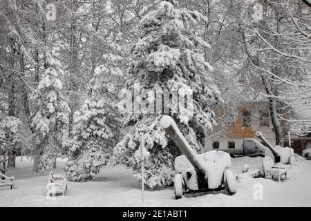 Blick auf den zentralen Platz in kleinen Borowsk Stadt während abnormer Schneefall, Kaluga Oblast, Russland Stockfoto