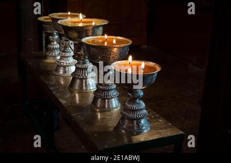 Brennende Butterlampen im Mindroling Kloster, Bezirk Zhanang, Präfektur Shannan, Autonome Region Tibet, China - Asien Stockfoto