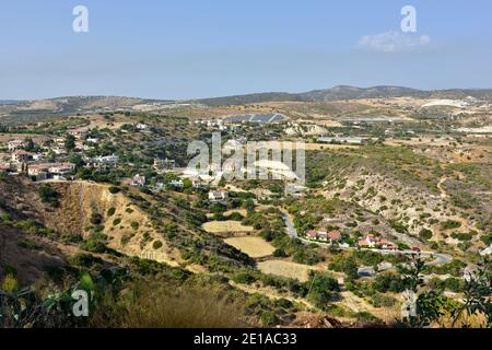 Weite Ansicht der inneren Landschaft von Zypern in der Pissouri Region mit verstreuten Häusern und Hügeln Stockfoto