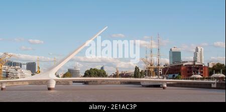 Puente de la Mujer (Frauenbrücke) und Museum Boot der Fregatte A.R.A. Presidente Sarmiento in Puerto Madero, Buenos Aires, Argentinien Stockfoto