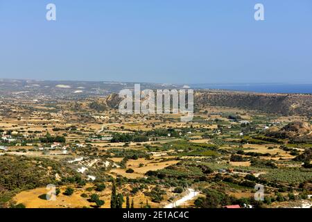 Weitblick auf Zypern Innenlandschaft mit Mittelmeer in der Ferne, die Pissouri-Region mit verstreuten Häusern und Hügeln Stockfoto