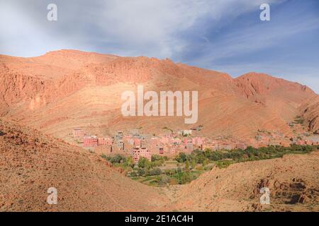 Blick auf das Oasendorf Tinghir am Fuß der Todra-Schlucht im östlichen Hohen Atlas in Marokko. Stockfoto