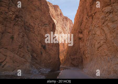 Die Todra-Schlucht besteht aus einer Reihe von Kalkstein-Flussschluchten im östlichen Hohen Atlas in Marokko. Stockfoto