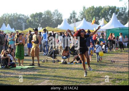 Wien, Österreich. 15. August 2016. Impressionen von der Festspielsaison 2016 auf der Donauinsel in Wien. Eine Frau tanzt auf dem Festivalgelände. Stockfoto