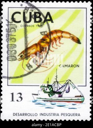Sankt Petersburg, Russland - 05. Dezember 2020: Briefmarke gedruckt in Kuba mit dem Bild des Angler und Shrimps, Pandalus, um 1975 Stockfoto