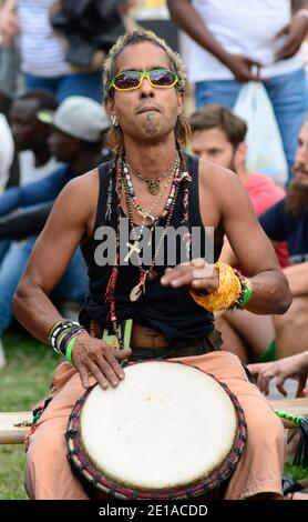 Wien, Österreich. 01. August 2016. Impressionen von der Festspielsaison 2016 auf der Donauinsel in Wien. Ein Schlagzeuger bei einem Open-Air-Festival. Stockfoto