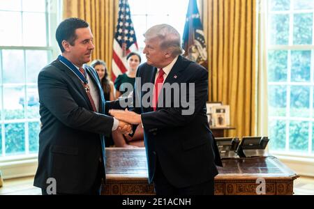 Washington, Vereinigte Staaten Von Amerika. Januar 2021. US-Präsident Donald Trump gratuliert dem Rep. Devin Nunes nach der Verleihung der Medaille der Freiheit in einer Oval Office Zeremonie im Weißen Haus 4. Januar 2021 in Washington, DC Kredit: Planetpix/Alamy Live News Stockfoto