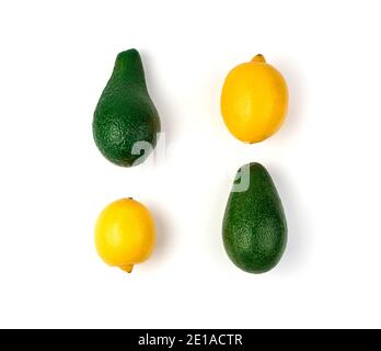 Reife Zitronen und Avocados auf weißem Hintergrund. Stockfoto