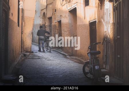 Fez, Marokko - November, 26 2015: Im Nordosten Marokkos gelegen, ist Fez die zweitgrößte Stadt des Landes und ist für seine historische Fes el B bekannt Stockfoto