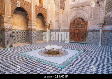 Fez, Marokko - November 26 2015: Der Innenhof dieses historischen Al-Attarine Madrasa aus dem 14. Jahrhundert in der Medina von Fez, Marokko. Stockfoto