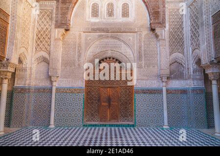 Fez, Marokko - November 26 2015: Der Innenhof dieses historischen Al-Attarine Madrasa aus dem 14. Jahrhundert in der Medina von Fez, Marokko. Stockfoto