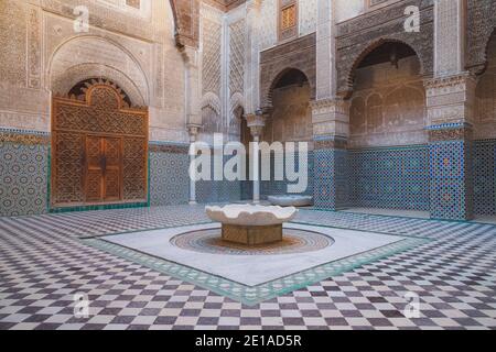 Fez, Marokko - November 26 2015: Der Innenhof dieses historischen Al-Attarine Madrasa aus dem 14. Jahrhundert in der Medina von Fez, Marokko. Stockfoto