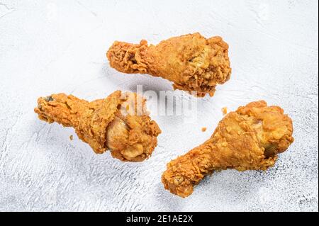 Knuspriger kentucky gebratener Hähnchendrumstick. Weißer Hintergrund. Draufsicht Stockfoto