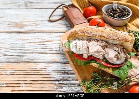 Hausgemachte Hühnerleber Pastete mit Kräutern auf Ciabatta Brot, Sandwich. Weißer Hintergrund. Draufsicht. Speicherplatz kopieren Stockfoto