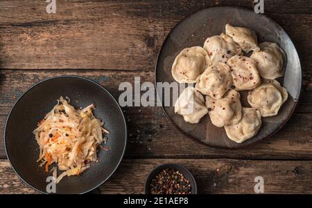 Rühreier und Knödel auf Holzgrund. Stockfoto