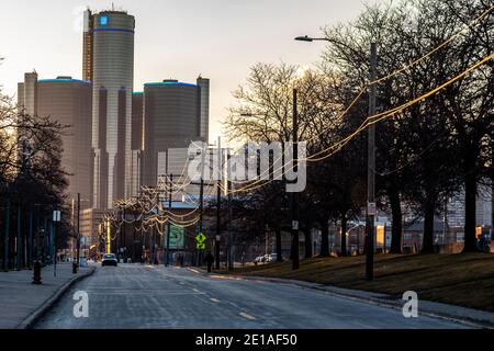 Detroit, Michigan - die untergehende Sonne beleuchtet elektrische Drähte auf Atwater Street, die zum General Motors Hauptquartier im Renaissance Center führen. Stockfoto