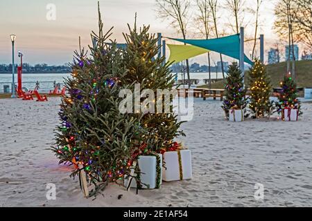 Detroit, Michigan - Weihnachtsdekoration am Strand im neuen Robert C. Valade Park am Detroit River. Stockfoto