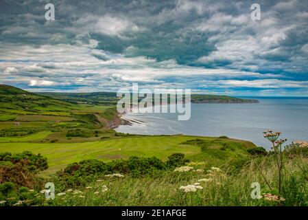 Blick über Robin Hood's Bay und Golfplatz vom Raven Hall Country House Hotel. Ravenscar, North Yorkshire Coast, England, Großbritannien, Gb Stockfoto