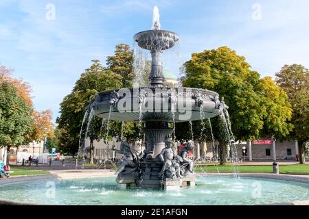 STUTTGART, 10. NOVEMBER 2020: Der Schlossplatz ist der größte Platz im Zentrum der Stadt Stuttgart und beherbergt das Neue Schloss Stockfoto