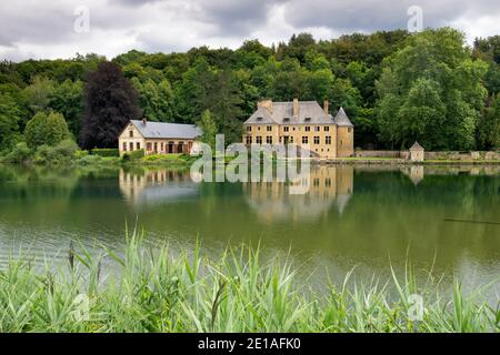 Blick über einen See bei Orval Stockfoto