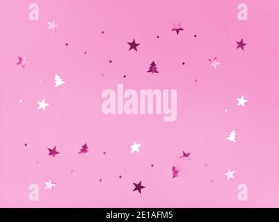 Konfetti Sterne und Bäume funkeln auf rosa Hintergrund. Stockfoto