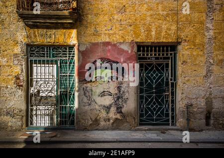 Havanna, Kuba, Juli 2019, Graffiti an der Fassade eines Gebäudes zwischen zwei Türen von Che Guevara im ältesten Teil der Hauptstadt Stockfoto