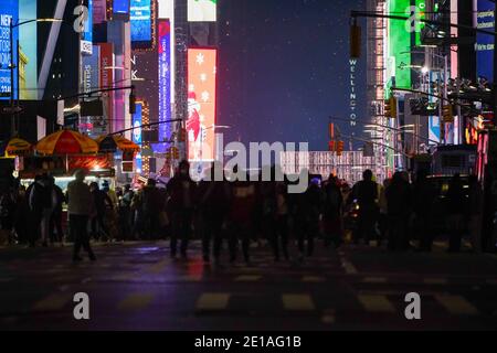 New York City, USA. Januar 2021. Nachtschwärmer entlang des Time Square während der Silvesternacht fällt der Ball auf einem meist leeren Times Square in New York City.im Durchschnitt zieht es etwa eine Million Nachtschwärmer an die Kreuzung der Welt, um Aufführungen zu sehen und das neue Jahr zu feiern. In diesem Jahr durfte ein begrenztes Live-Publikum von etwa 40 Ersthelfern und wichtigen Arbeitern den Neujahrsball aus einem sicheren Bereich am Times Square fallen sehen. Kredit: John Nacion/SOPA Images/ZUMA Wire/Alamy Live Nachrichten Stockfoto