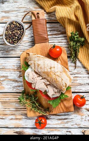 Hausgemachte Hühnerleber Pastete mit Kräutern auf Ciabatta Brot, Sandwich. Weißer Hintergrund. Draufsicht Stockfoto