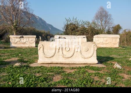 Sarkophage in Ephesus antike Stadt. Es gibt Schlangen-, Schaf- und Kuhfiguren auf einer davon Stockfoto