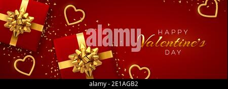 Banner-Vorlage zum Valentinstag. Realistische Geschenkschachteln mit goldener Schleife und leuchtend roten und goldenen Herzen mit Glitzerstruktur und Konfetti auf Rot Stock Vektor