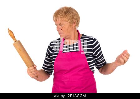 Sehr verärgerte ältere Frau mit Nadelrolle isoliert über weiß Hintergrund Stockfoto