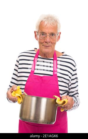 Älterer Hausmann mit rosa Schürze, die die Kochpfanne isoliert hält Weißer Hintergrund Stockfoto